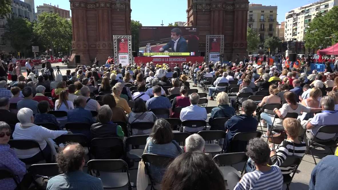 España: Multitud sigue por pantalla gigante audiencia de líderes independentistas catalanes