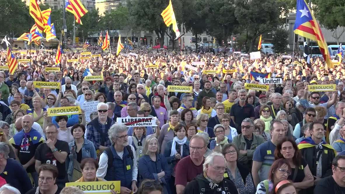 España: Miles se manifiestan en apoyo a los líderes independentistas catalanes durante juicio
