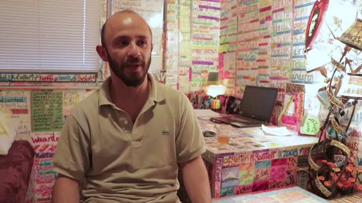 Netherlands: Syrian refugee turns his room into Dutch dictionary