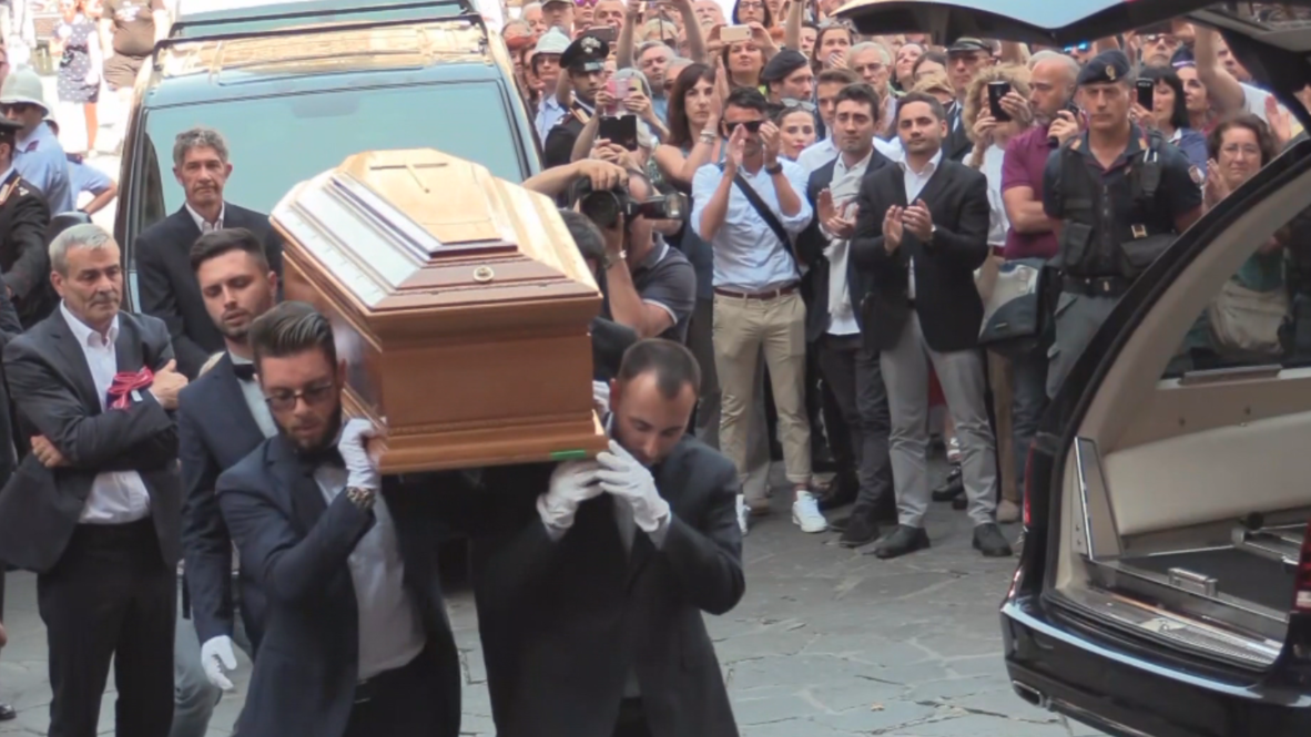Italia: Cientos de personas rinden homenaje al director Franco Zeffirelli en su funeral en Florencia
