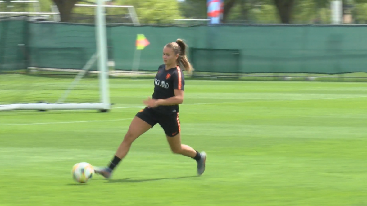 France: Dutch star forward Martens won’t compare herself to legend Cruyff