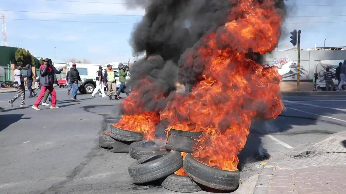Sudáfrica: Residentes de Johannesburgo queman neumáticos en protesta por malas condiciones de vida