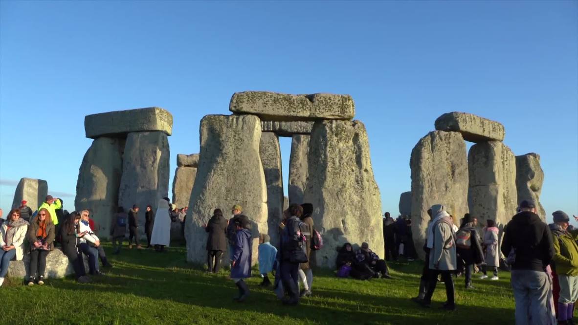UK: Sun worshippers celebrate summer solstice at Stonehenge