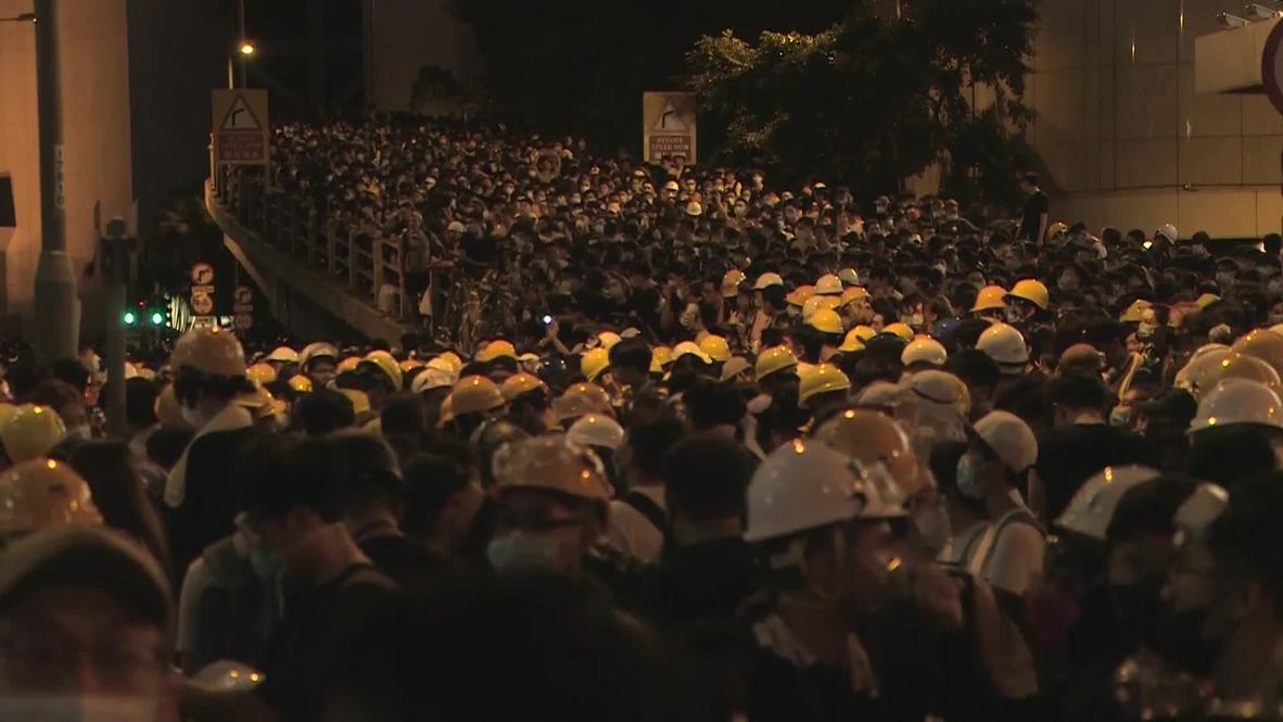 Hong Kong: Miles de personas se congregan ante la sede de la policía en las protestas antigubernamentales