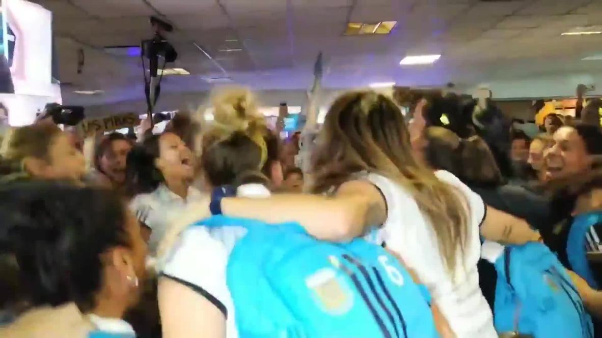 Argentina: Aficionados dan la bienvenida a su equipo tras salir de la Copa Mundial Femenina 2019
