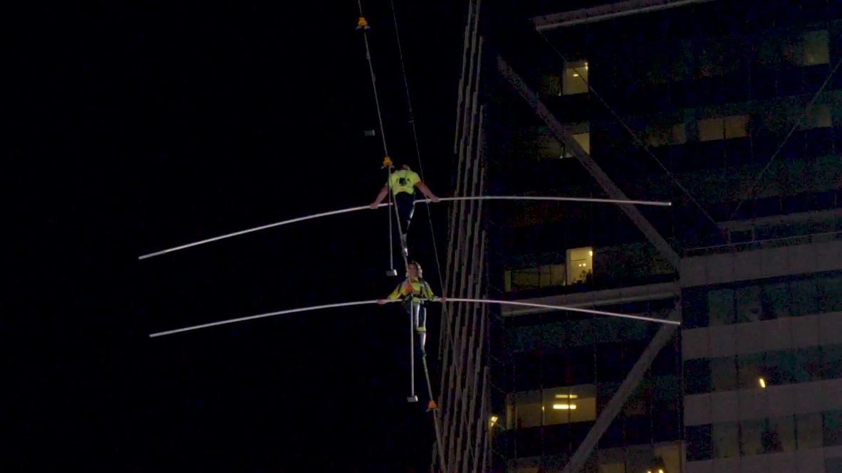 Los temerarios hermanos Wallenda cruzan Times Square por un cable de 396 metros