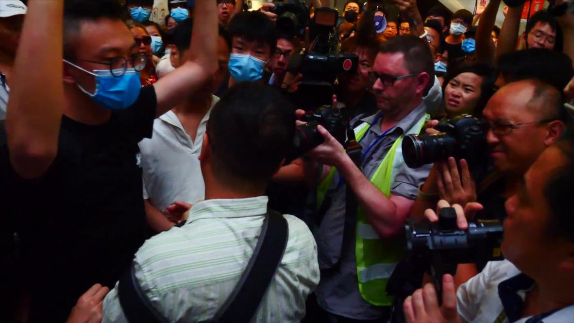 Hong Kong: Dozens block access to government building protesting against extradition bill