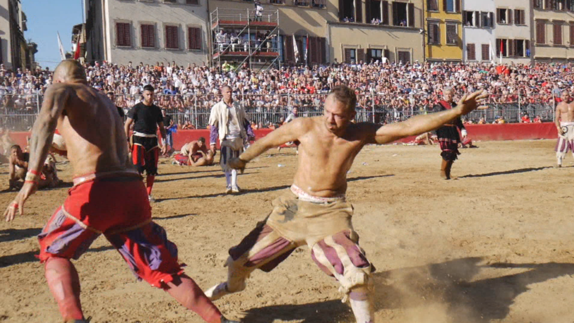 Italia: Modernos gladiadores florentinos se enfrentan en antiguo juego de fútbol ultraviolento