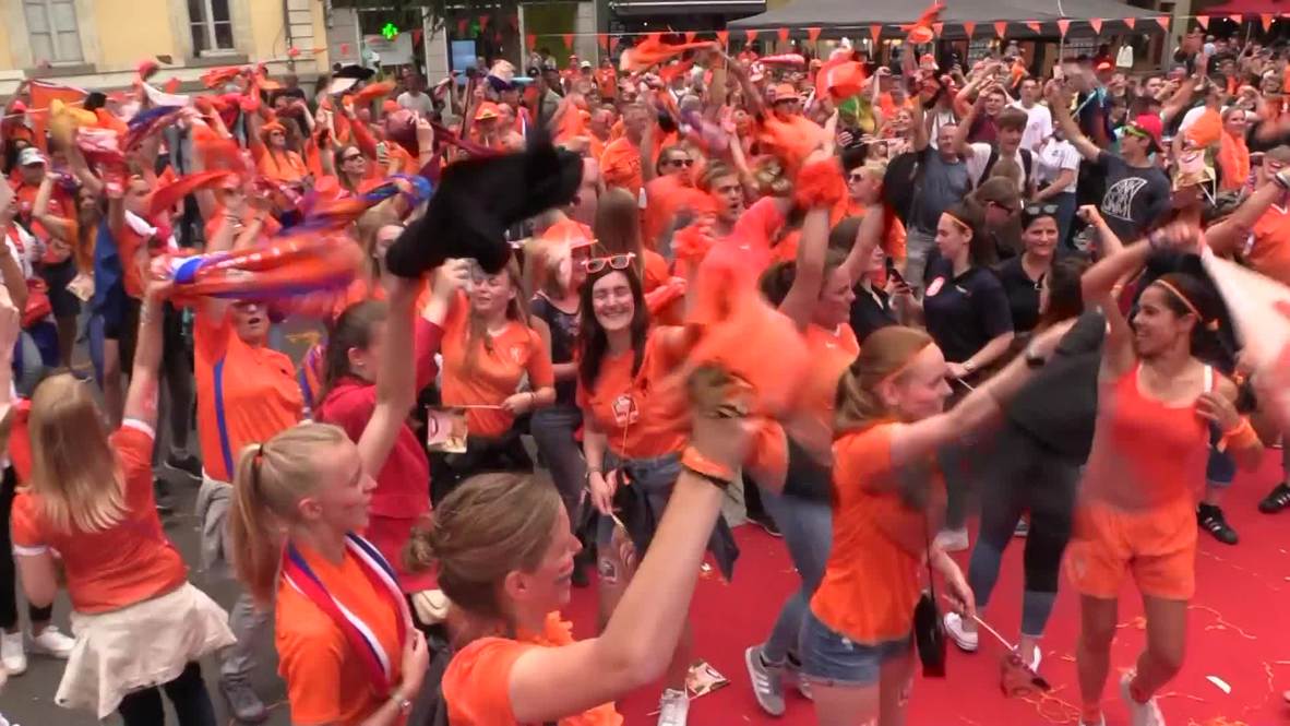 Francia: Aficionados de Países Bajos bailan camino al estadio previo al juego ante Japón