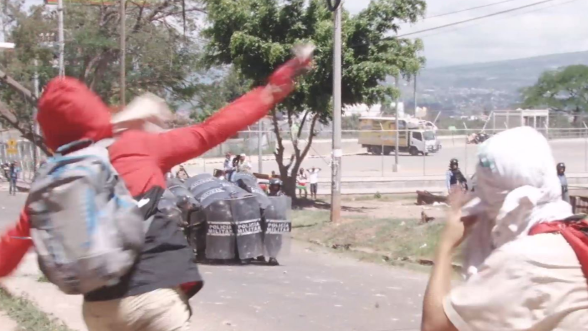 Honduras: Policías disparan contra estudiantes durante enfrentamientos en Tegucigalpa