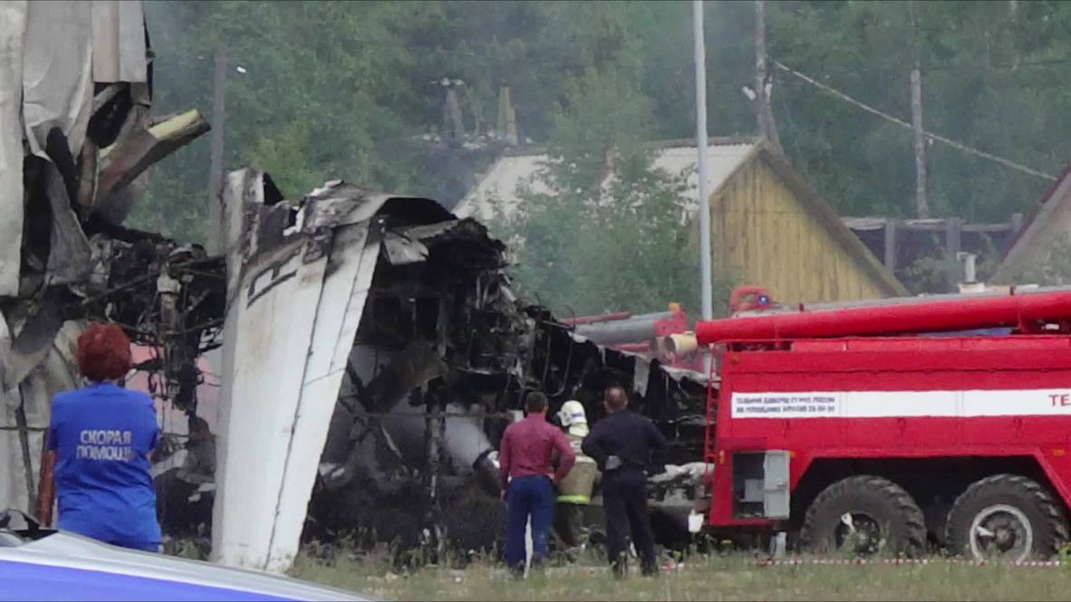 Rusia: 2 muertos, 30 heridos tras aterrizaje de emergencia de avión An-24 en Siberia *FOTOGRAFÍAS*