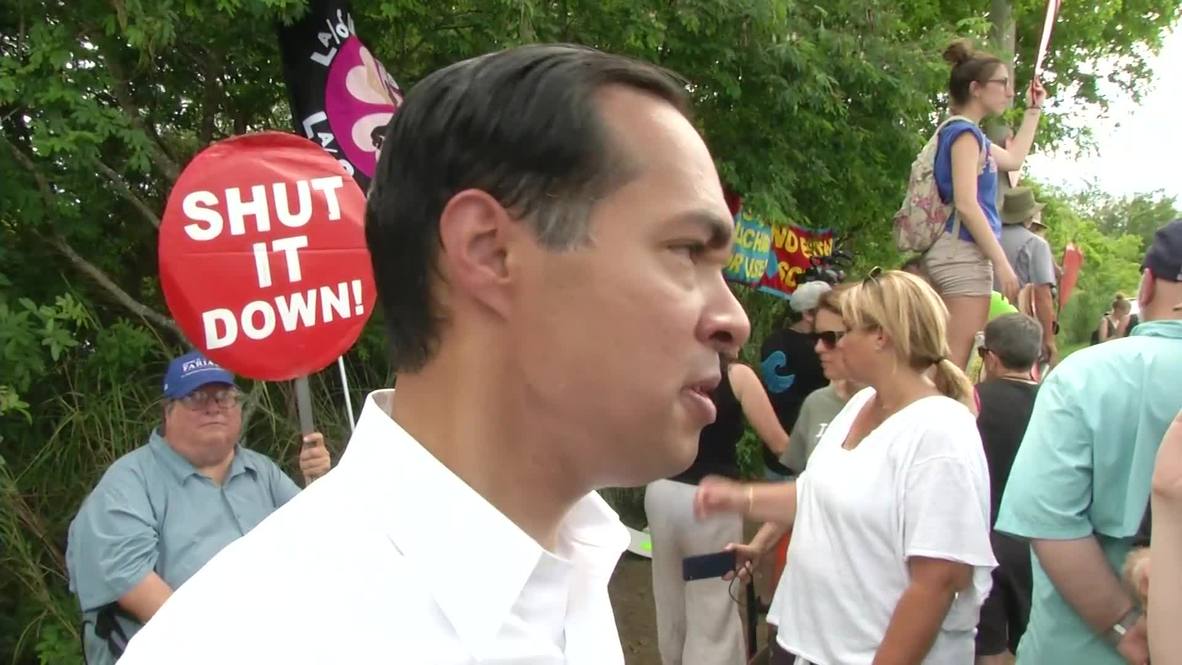 USA: Democratic candidates climb on ladders to peek into detention centre