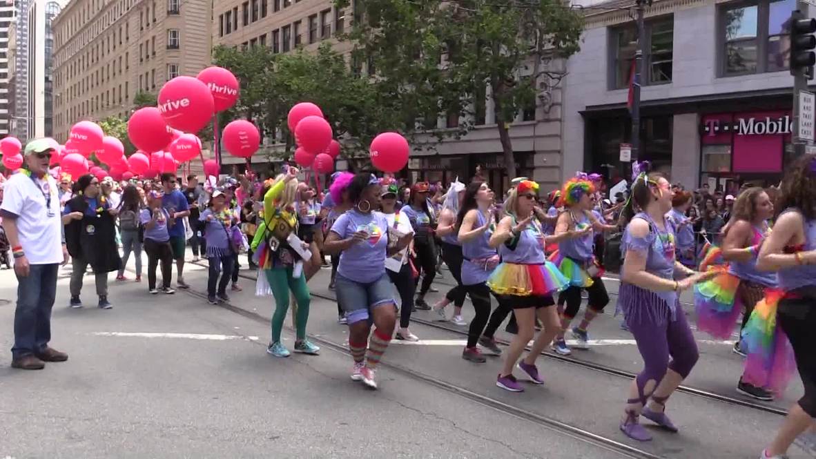 EE.UU.: 50.000 personas y decenas de carrozas celebran el Orgullo en San Francisco