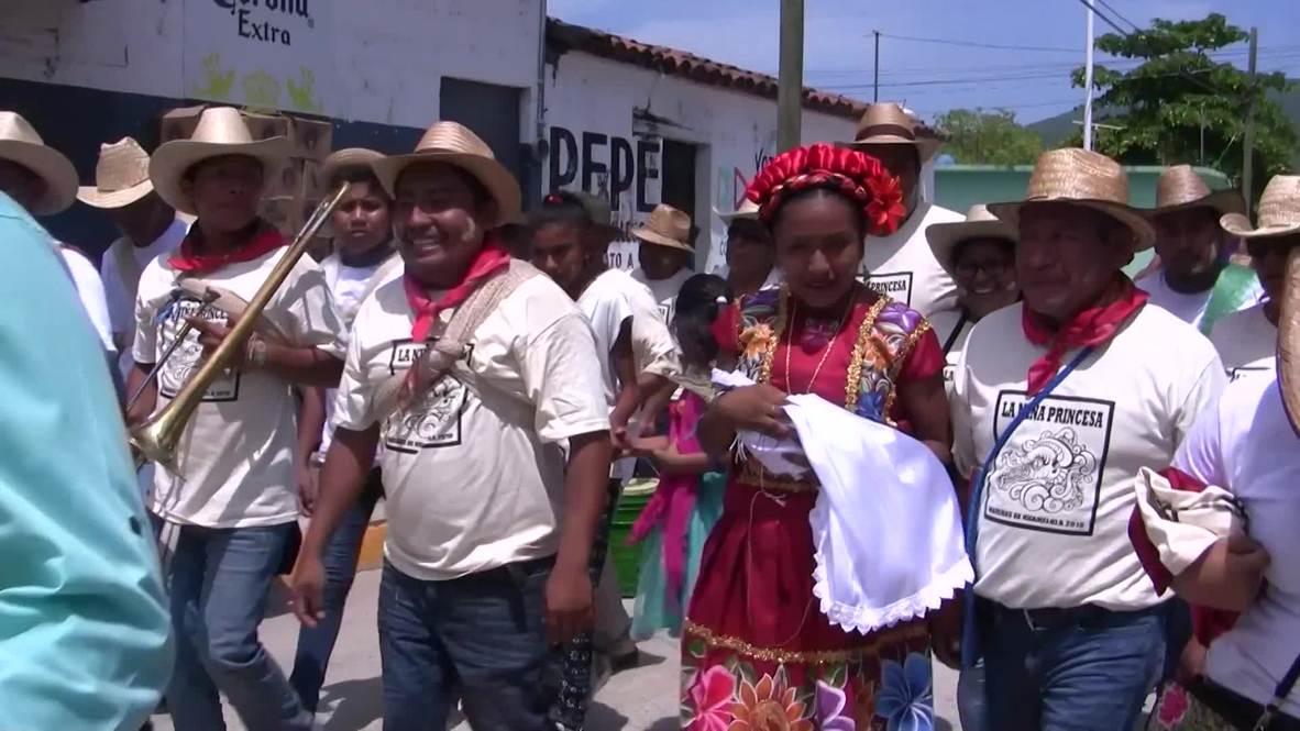México: El alcalde un pueblo pesquero se casa con un cocodrilo para "traer prosperidad"