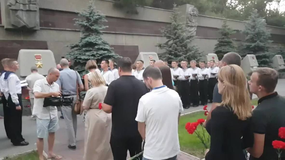 Россия: Жители Севастополя несут цветы к стелле Мурманска в память о 14 погибших моряках