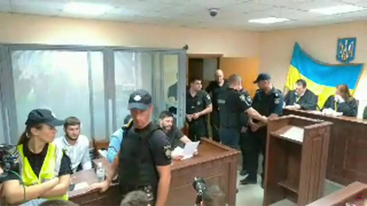 Украина: Первые кадры из зала суда, где проходят слушания по делу Вышинского
