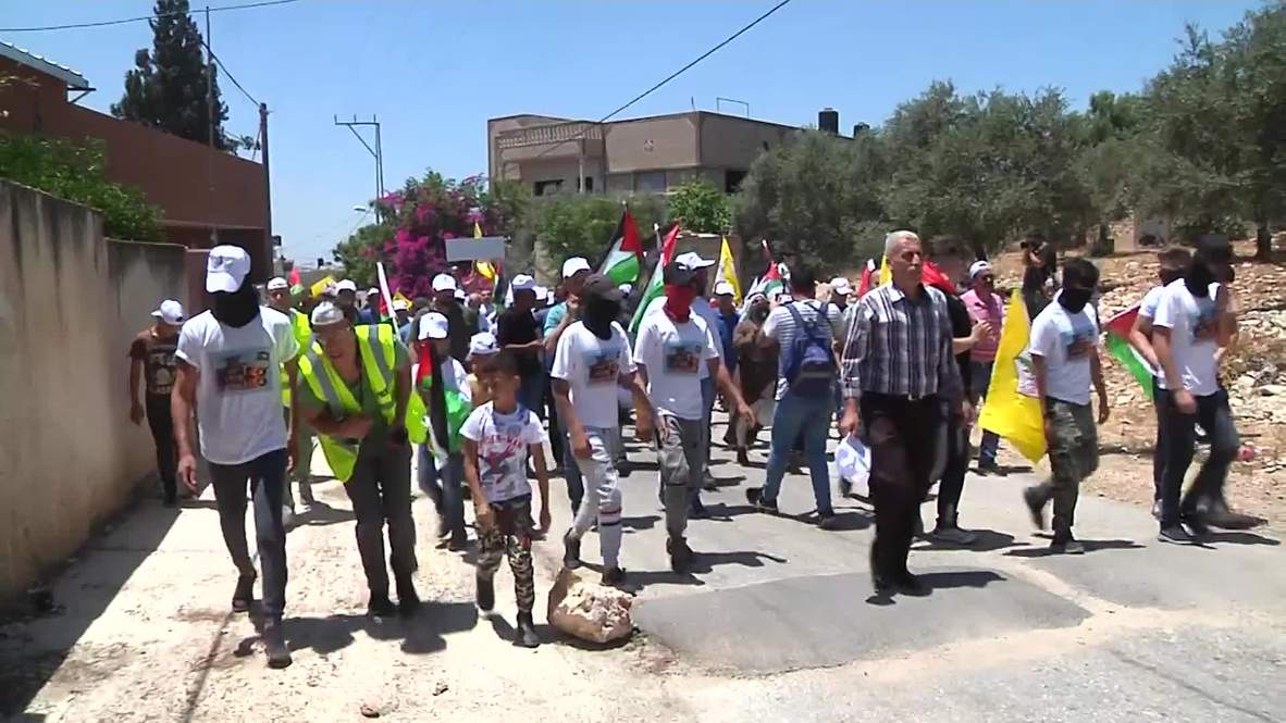 State of Palestine: Hundreds burn Trump effigy and tyres at weekly anti-settlement protest