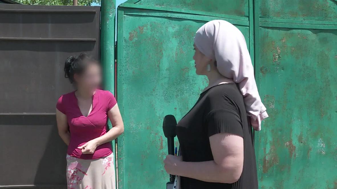 Россия: "Когда я своих детей ругала, упрекала меня, что я их бью" - соседи о тете избитой девочки
