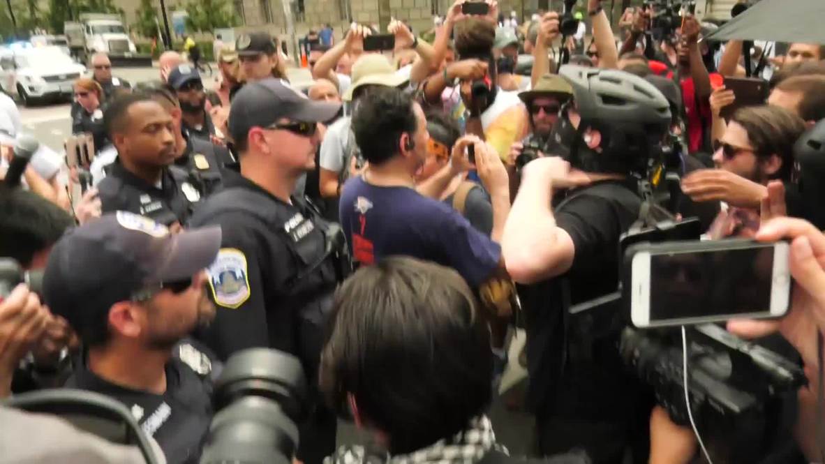 EE.UU.: Activistas antifascistas y de derecha se enfrentan durante mitin por la "libertad de expresión"