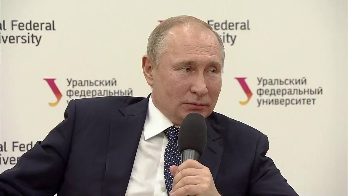 Россия: "Помогите девочке" - студентка упала в обморок на встрече с президентом