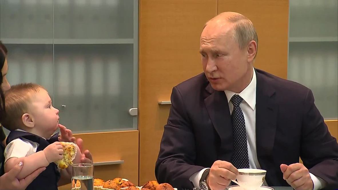Rusia: Putin se reúne con familia numerosa y obsequia con un pastel a su joven tocayo