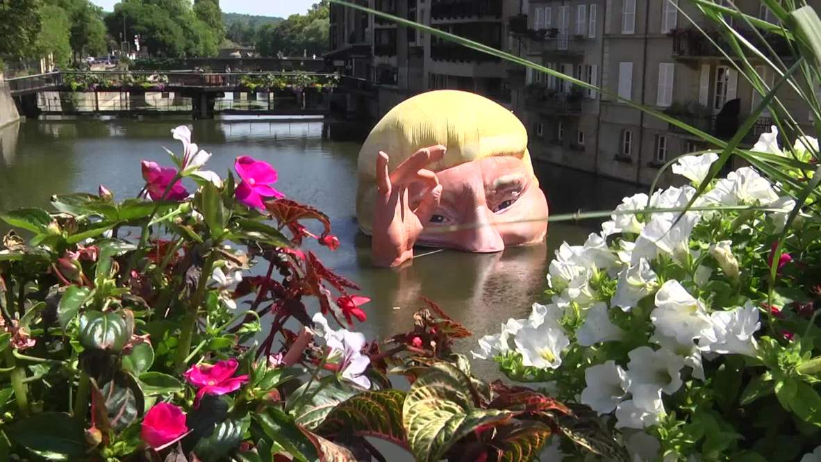Cabeza hinchable de Trump sumergida en el río por el cambio climático