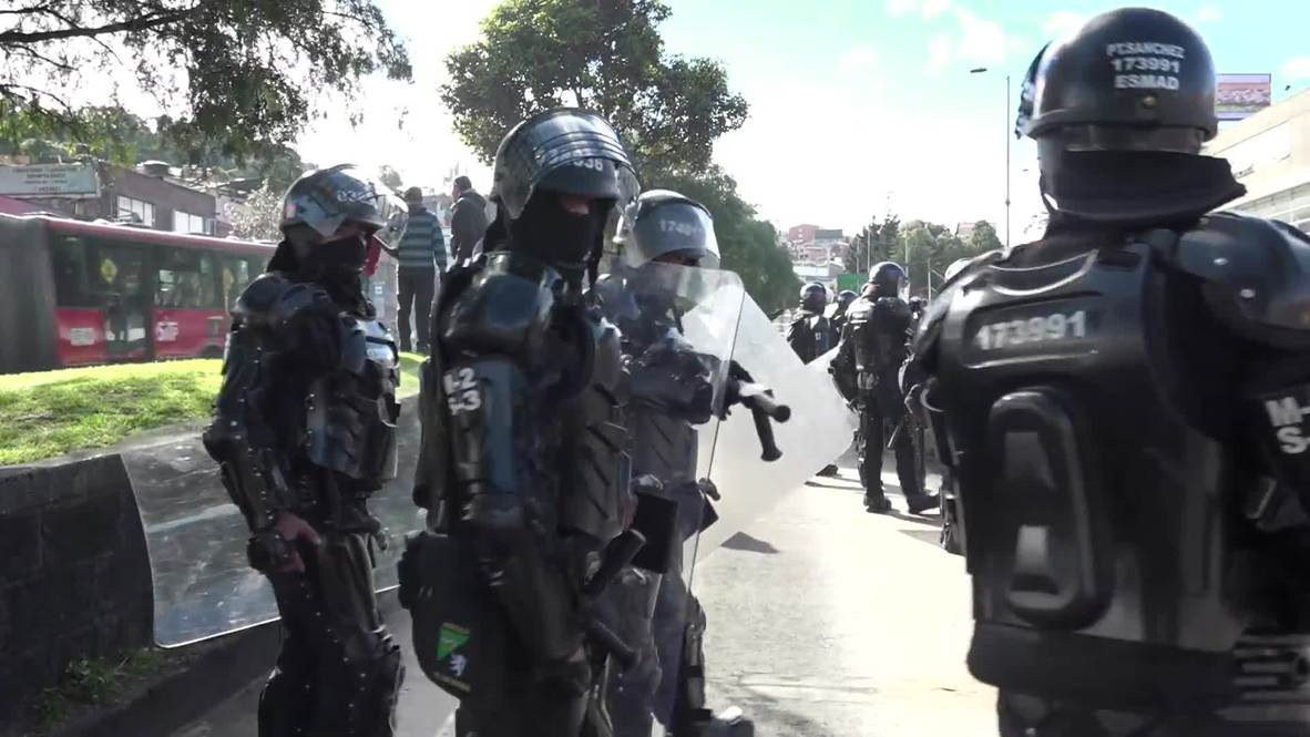 Colombia: Taxistas en huelga se enfrentan con la policía y causan graves problemas de tráfico en Bogotá