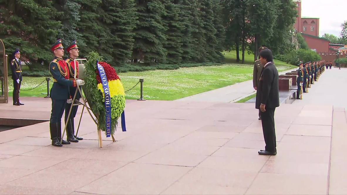 Rusia: Evo Morales realiza una ofrenda floral en la Tumba del Soldado Desconocido en Moscú