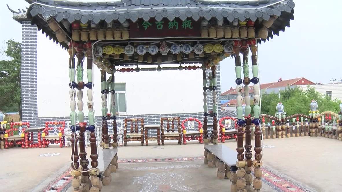 China: Botellas de vino son transformadas en llamativas obras de arte para adornar un parque