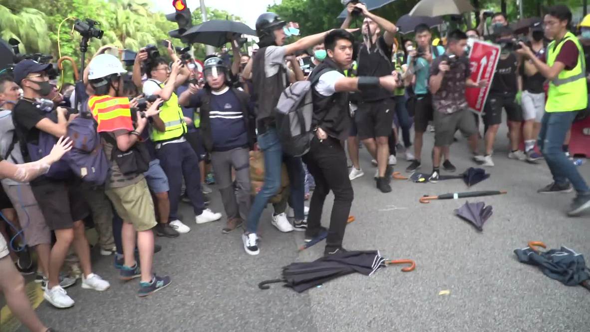 Hong Kong: Manifestantes se enfrentan violentamente a la policía luego de marcha en Sheung Shui