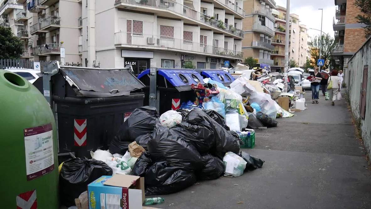 Italy: Locals react to worsening garbage crisis in Rome
