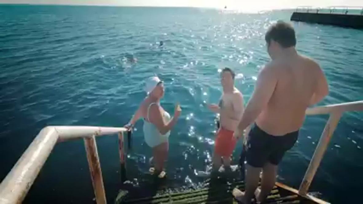 Украина: Море волнуется раз! Владимир Зеленский взял да и искупался на пляже Одессы