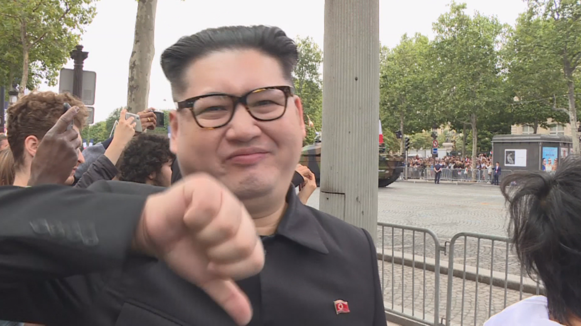 "Kim Jong-un" se da un paseo por el desfile militar del Día de la Bastilla