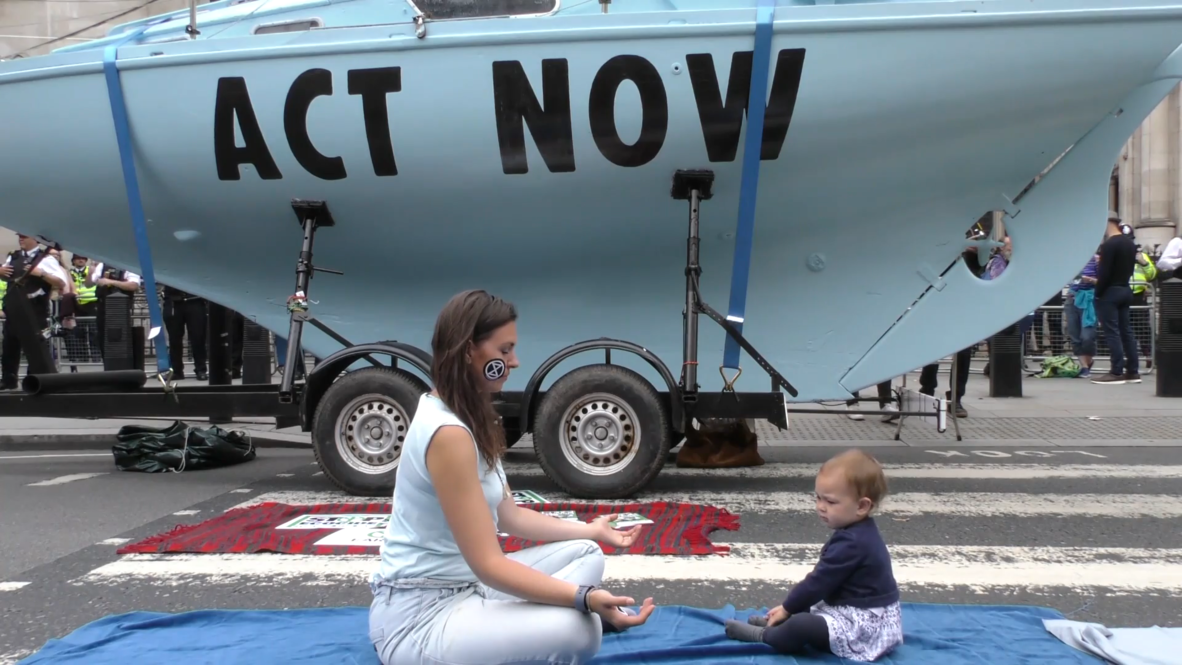 Reino Unido: Activistas de ‘Extinction Rebellion’ atracan un barco en pleno Londres por el cambio climático