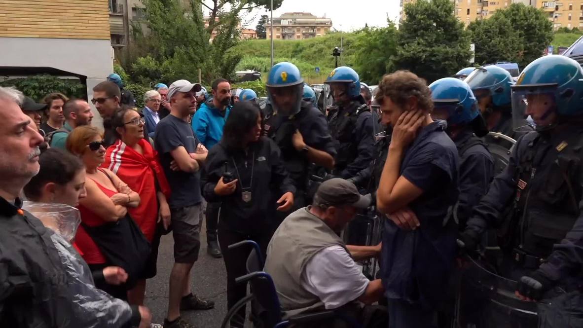 Italia: Residentes protestan contra el desalojo de migrantes de edificio abandonado en Roma