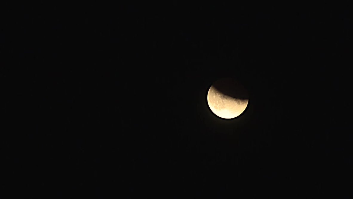 Suiza: La 'media luna de sangre' se posa sobre el cielo de Ginebra