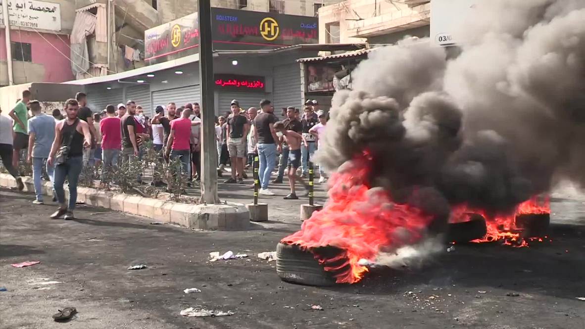 Lebanon: Palestinian refugees protest restrictions on unlicensed foreign workers