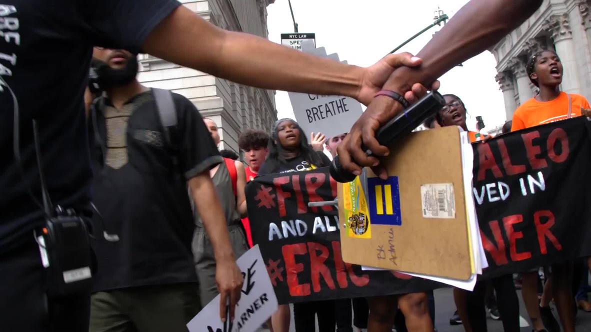 USA: Hundreds demand justice for Eric Garner in New York City