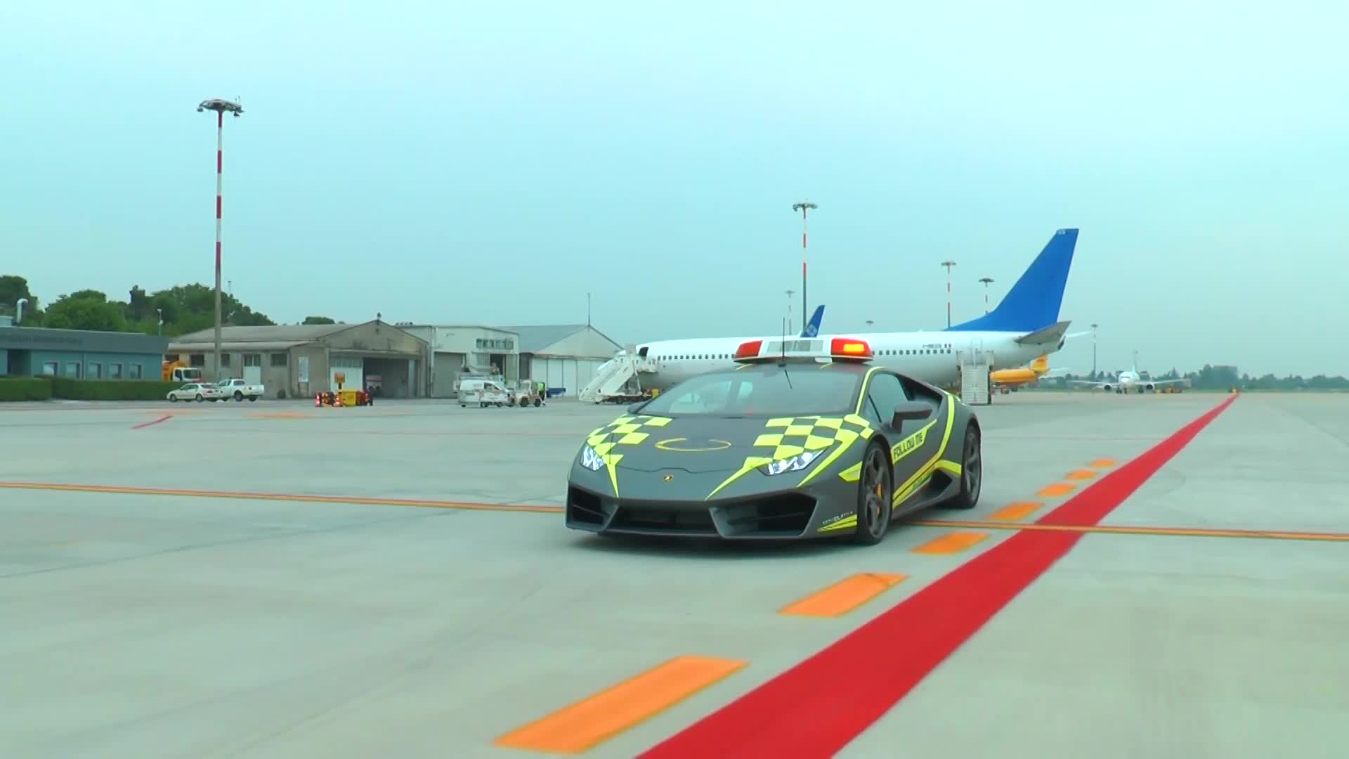 'follow me' car greets planes at Bologna airport Video Ruptly
