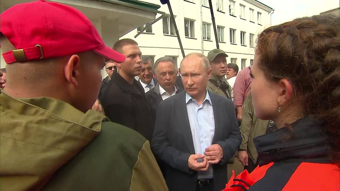 Россия: Владимир Путин осмотрел пострадавшие районы и встретился с местными жителями