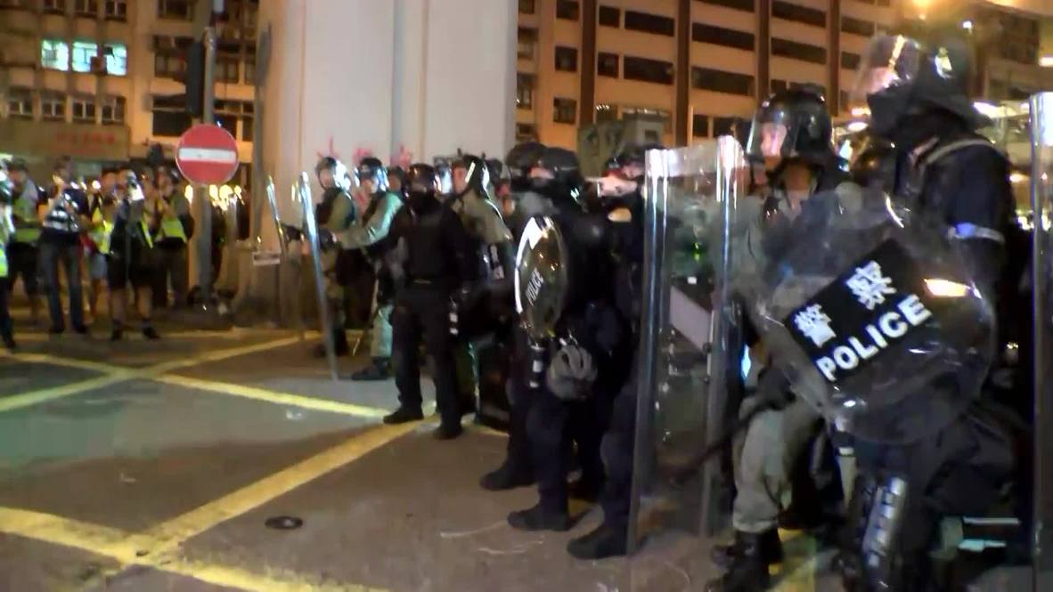 Hong Kong: Police charge at protesters during extradition bill demo