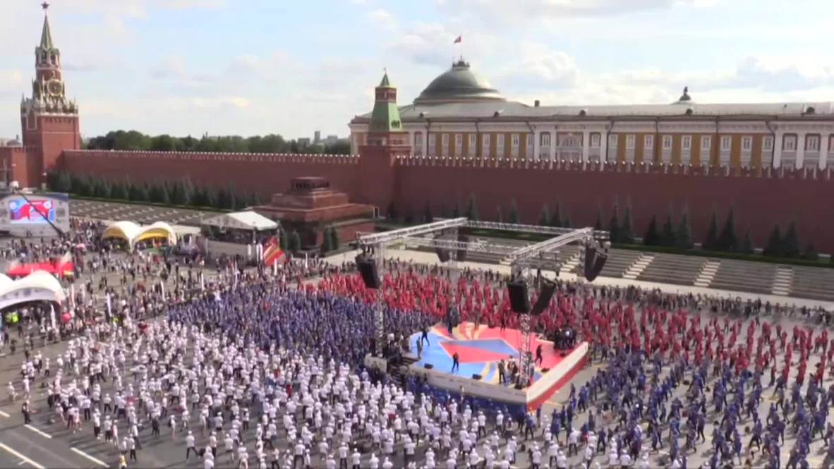 Thousands of BOXERS attempt to set world training record in Moscow