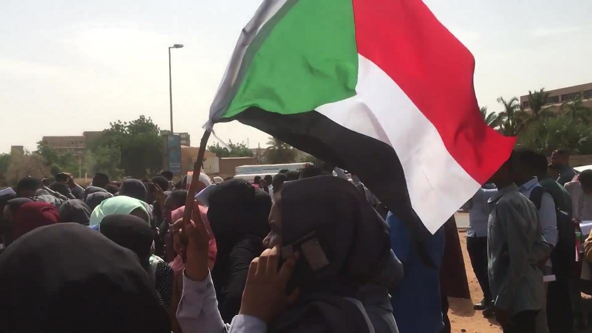 Sudan: Students march for protest 'martyrs'
