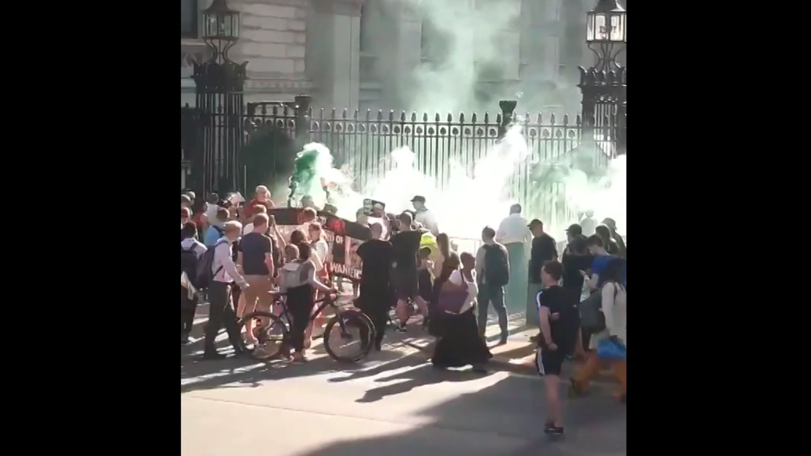 UK: Smoke bombs unleashed on Downing St. after Johnson takes reins