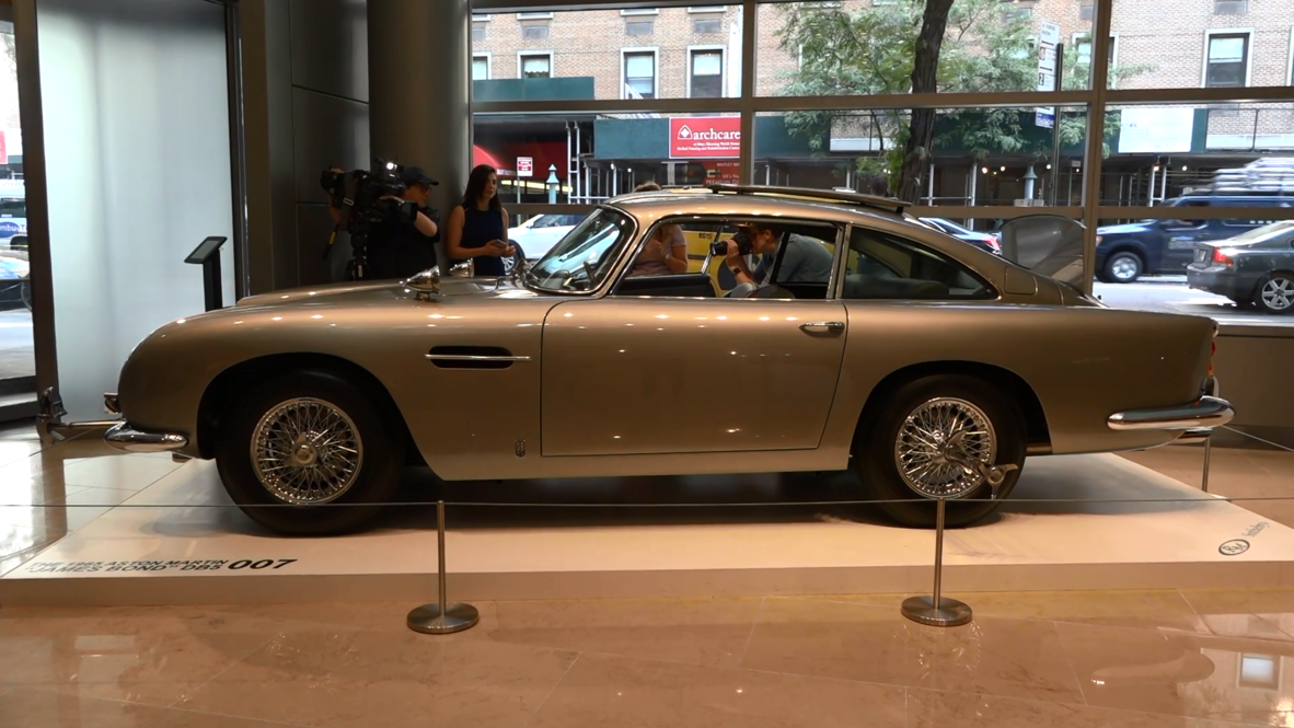 Licencia para vender: El coche de James Bond se exhibe en Nueva York antes de su subasta