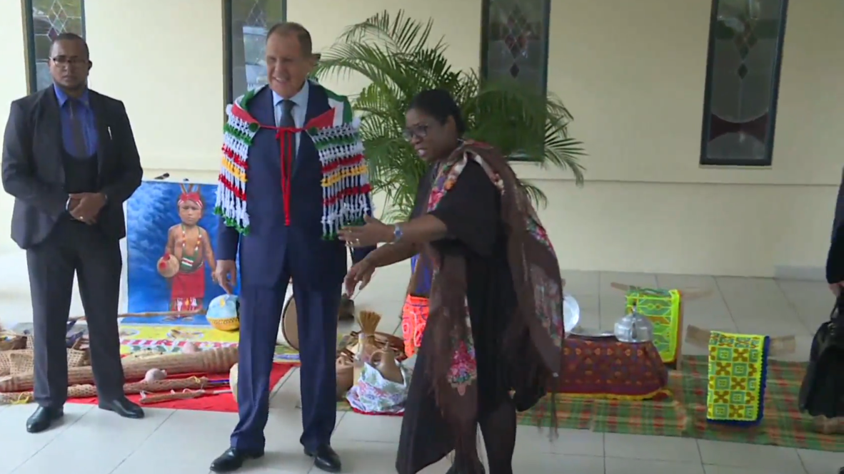 Suriname: Lavrov offered traditional garments at welcoming ceremony