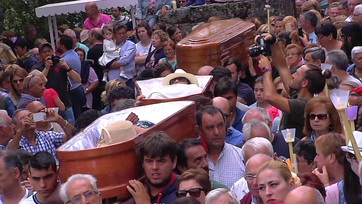 ¡Este muerto está muy vivo! Galicia celebra un “falso funeral” con creyentes transportados en ataúdes