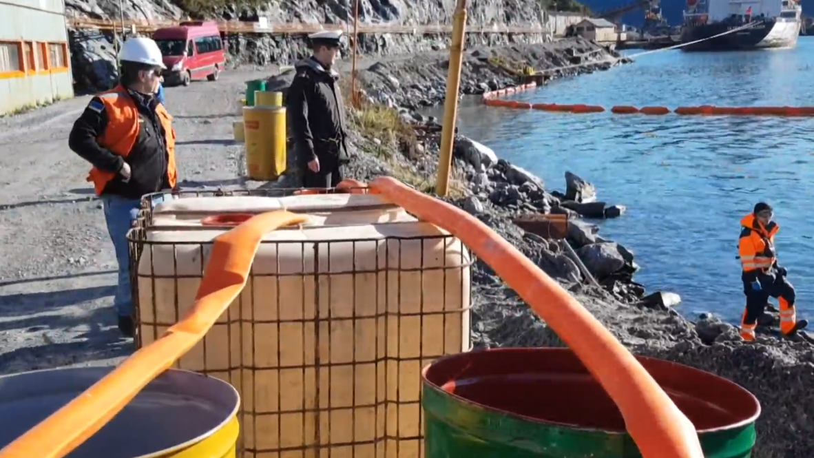 Chile: Navy tries to contain over 40,000 litres of spilled oil near Patagonia