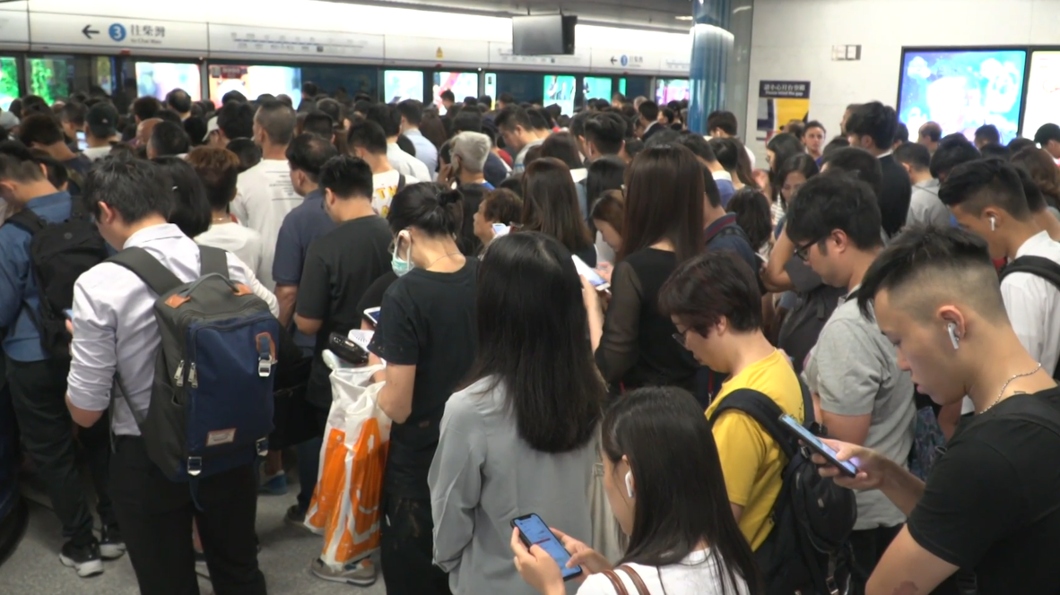 Hong Kong: Estaciones abarrotadas mientras los manifestantes interrumpen los servicios de trenes