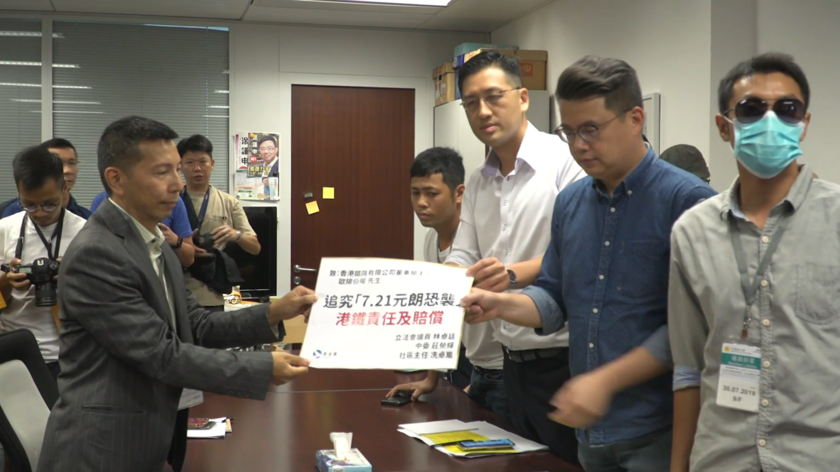 Hong Kong: Legislador señala que la policía permitió "deliveradamente" brutal ataque a manifestantes